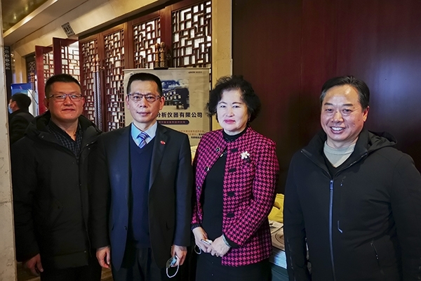 中國鑄造協(xié)會(huì)秘書長張志勇，天津鑄鍛行業(yè)協(xié)會(huì)秘書長王繼英蒞臨創(chuàng)想儀器展位前參觀指導(dǎo)